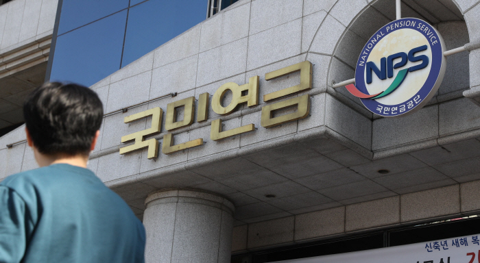 "국민연금 '59→64세' 5년 더 내자"…의무가입 나이 상향 보고서 '뜨거운 감자' "국민연금 '59→64세' 5년 더 내자"…의무가입 나이 상향 보고서 '뜨거운 감자'