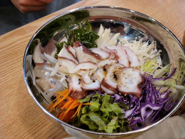동해 묵호항의 무코문어 1936 : 숙성 문어 라면 약간 비싸도 법카법산이라 괜찮아~!