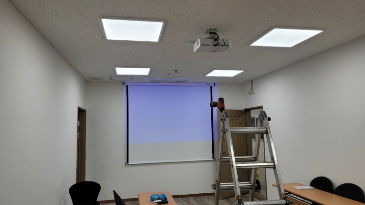 강남역 사무실에 큰 회의용 화면 필요해서 빔프로젝트 100인치 스크린 설치했어요