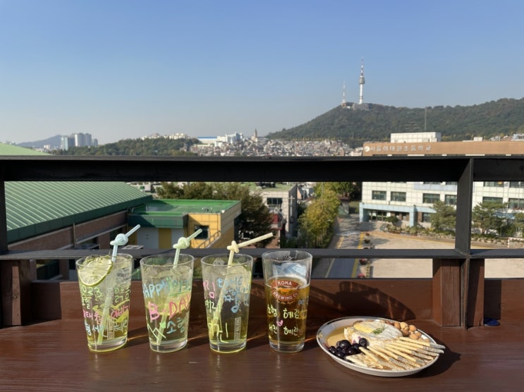  [이태원 카페] 고집 (GOZIP) | 이태원 루프탑 카페 & 펍 / 남산 타워 테라스 뷰에서 와인, 무알콜 칵테일, 맥주 / 컬러초크로 잔 꾸미기 / 이태원, 녹사평역 생일 파티
