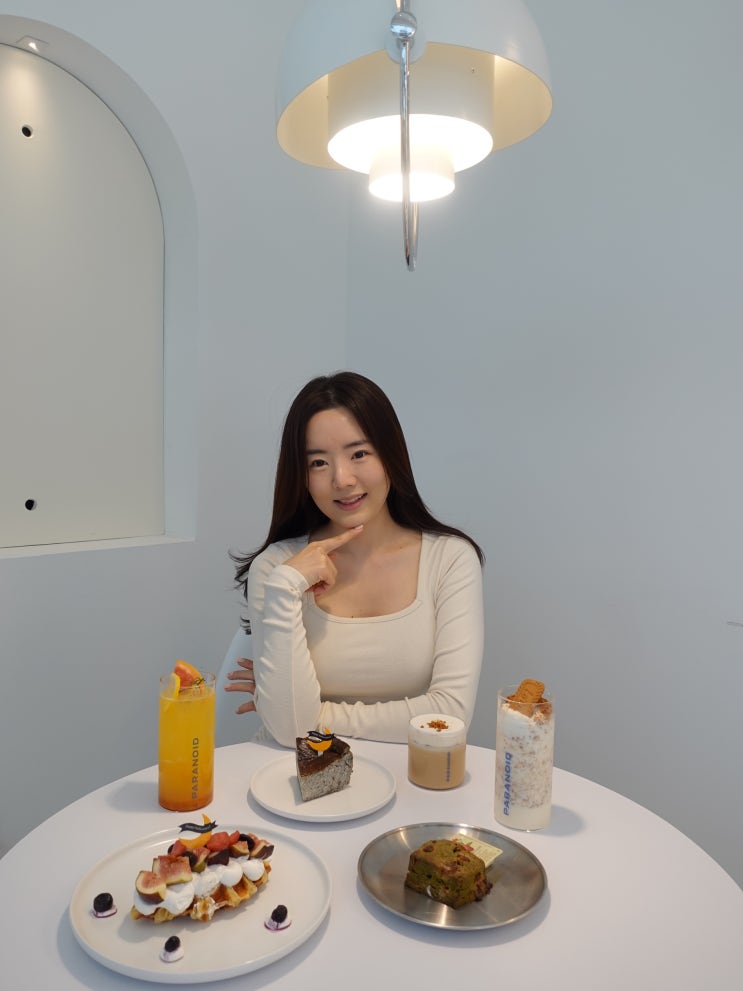  파라노이드 뱅뱅사거리 카페