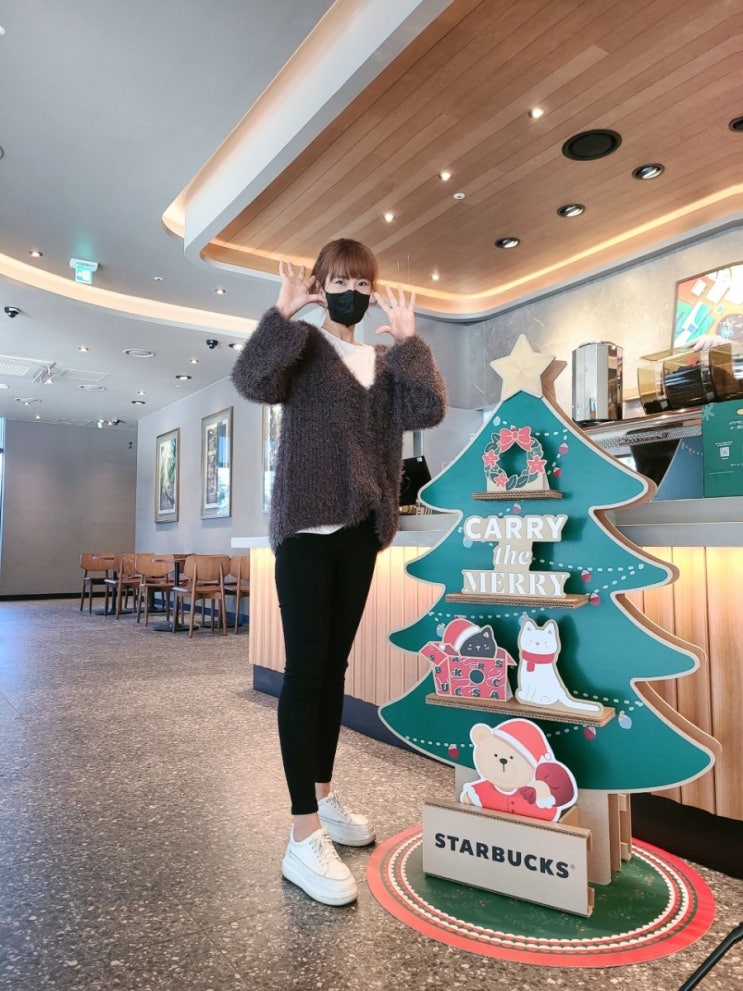  지금 스타벅스는 겨울 크리스마스 분위기 뿜뿜 