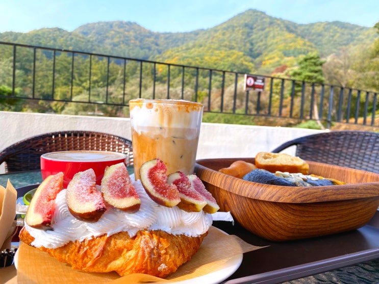  양평베이커리카페 브라운스마일 :: 산에 둘러쌓여 뷰가 너무나도 예쁜 힐링카페 (쉬자파크)