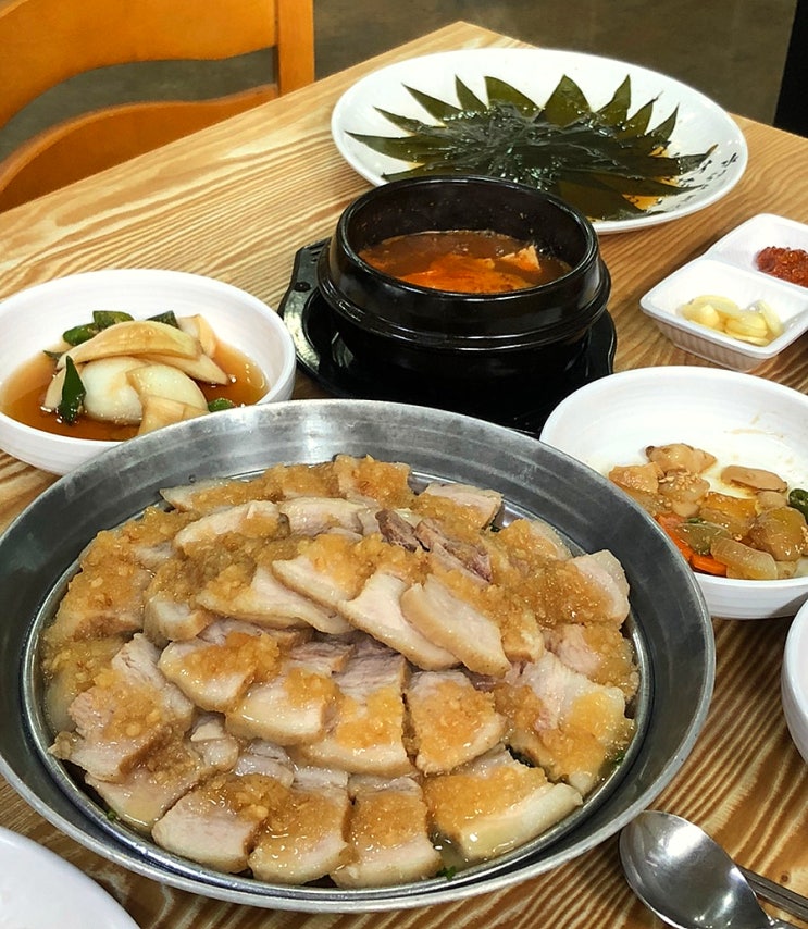  홍천 시내 맛집 추천, 촉촉한 마늘보쌈이 맛있는 "청와삼대"
