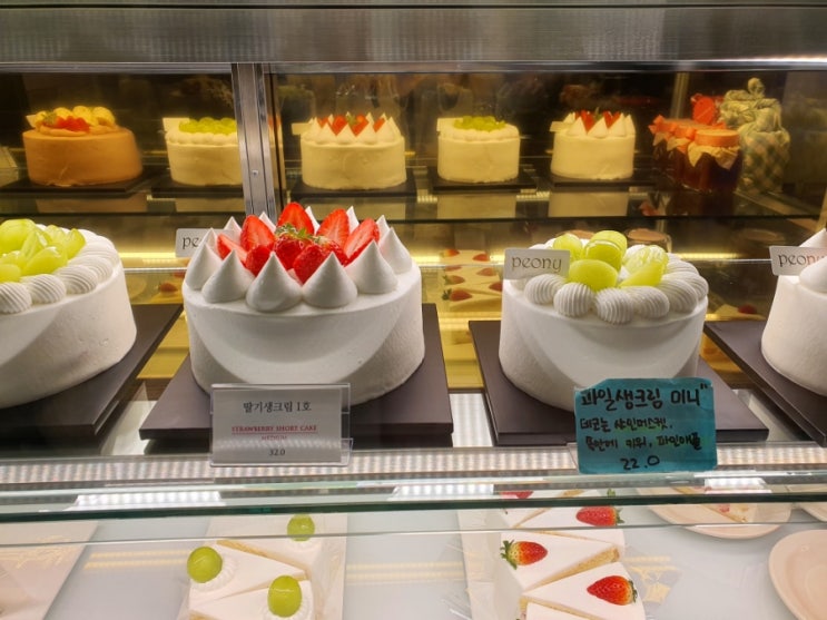 [홍대카페] 피오니 :  딸기 생크림 케이크 찐맛집