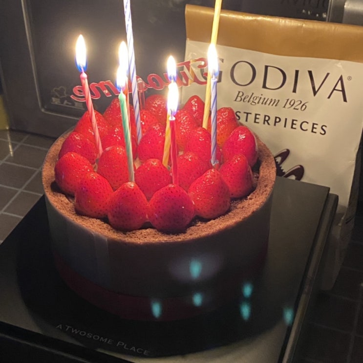  10/28 내동생 생일  (투썸 초콜릿생크림케이크/코스트코 고디바초콜릿/나이키 데이브레이크 써밋화이트)