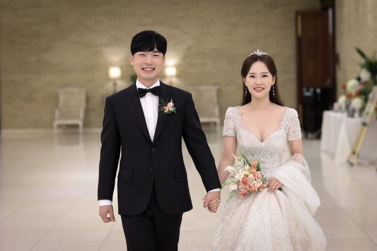  닮은 듯 안 닮은 듯