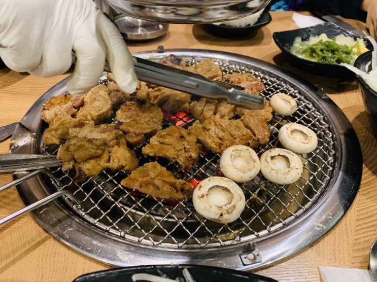  마곡 밑반찬이 푸짐한 전설의 스테이크 마곡 맛집