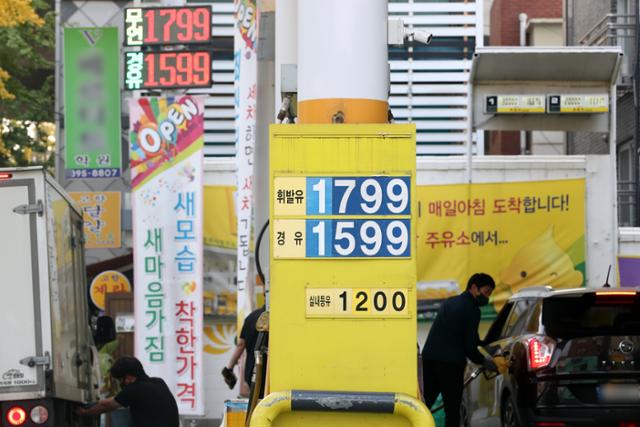 "유류세 20% 인하 효과 누리려면 2주 뒤 직영주유소 가세요" "유류세 20% 인하 효과 누리려면 2주 뒤 직영주유소 가세요"