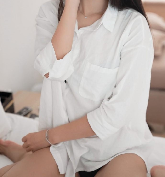  흰색셔츠를 입고 침대에서 사진찍는  비비티비 우주안