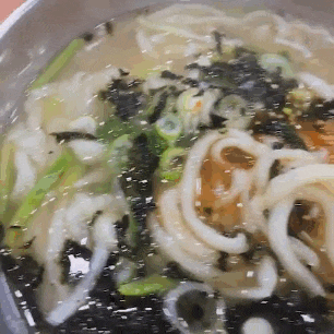  안양 중앙시장  겨울철 별미 홍두깨 손칼국수 김치까지 맛있었어요.