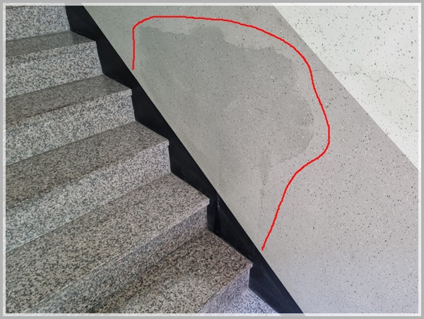  수원 구운동 빌라 화장실 누수로 계단 벽까지 습해졌어요.