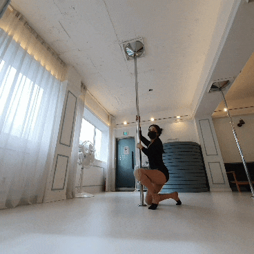 음악에 맞춰서 봉잡고 운동하는 폴 댄스 플로어 - 하체 근력 강화 운동