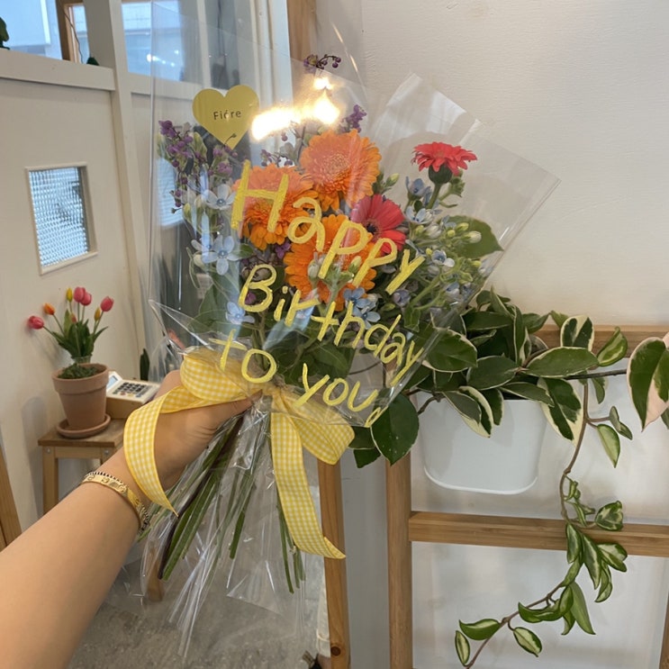  블로그씨는 얼마 전에 정말 감동적인 생일선물을 받았어요~ 최근 받은 가장 기억에 남는 선물을 사진과 함께 자랑해 주세요!