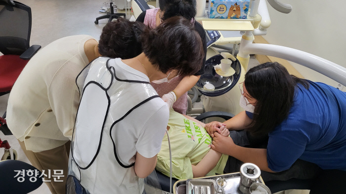 높은 치과 문턱, ‘치과영역 중증 장애인’에겐 더 가혹했다 높은 치과 문턱, ‘치과영역 중증 장애인’에겐 더 가혹했다