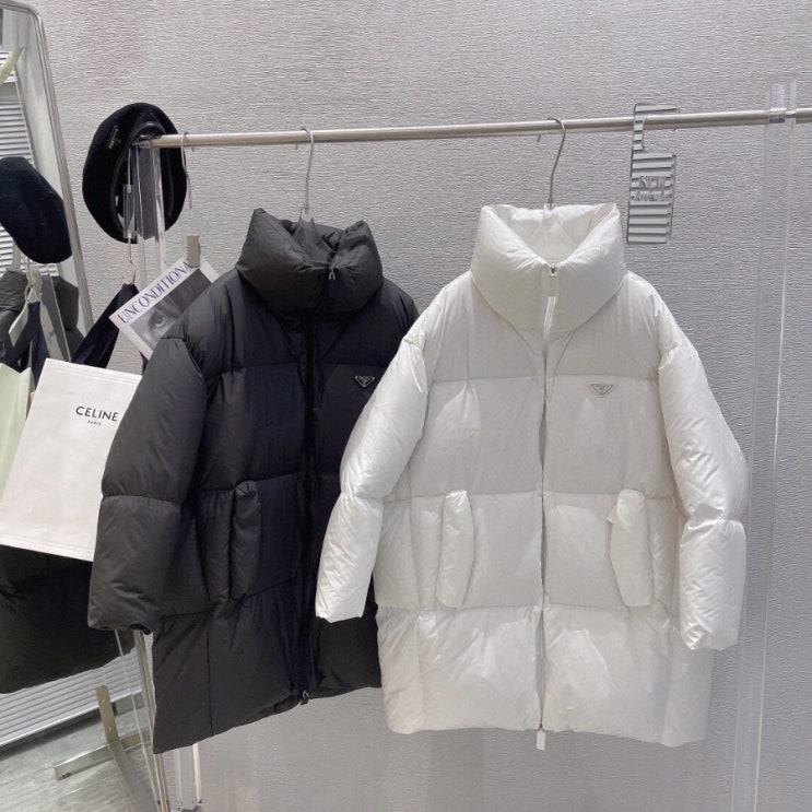  오버핏이 매력적인 프라다 퍼널넥 구스 다운 블랙,화이트