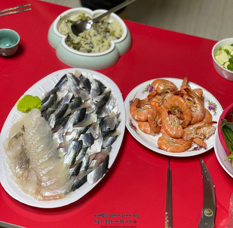  집에서 대하구이(새우 소금구이), 전어회, 광어회, 우럭회 먹었어요.