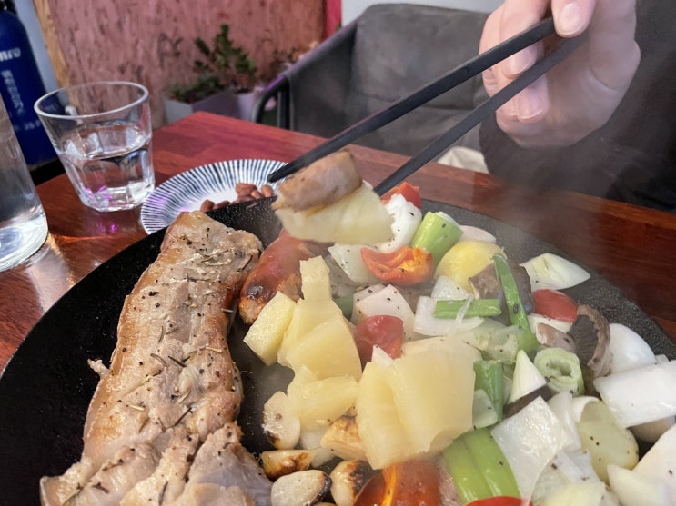  망원동맛집, 주방에서 맛있는 요리와 함께 술 한잔하세요!