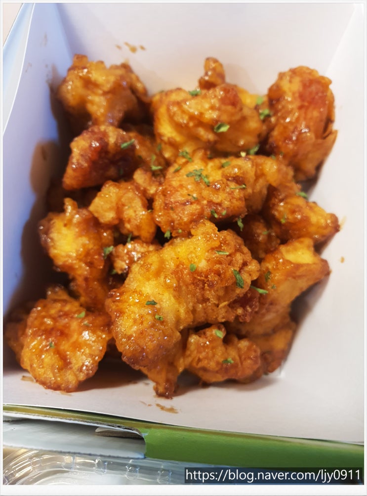  특허받은 망우동치킨 내맘대로반반치킨~ 이름대로 반반 포장해와서 아이들 간식으로!