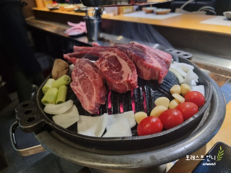  라베니체 고기 라무진에서 육즙 넘치는 양갈비 즐기기