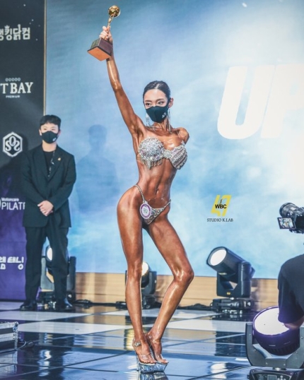 사고로 팔 잃고 독해졌다…외팔로 트로피 3개 들어올린 그녀(김나윤) 사고로 팔 잃고 독해졌다…외팔로 트로피 3개 들어올린 그녀(김나윤)