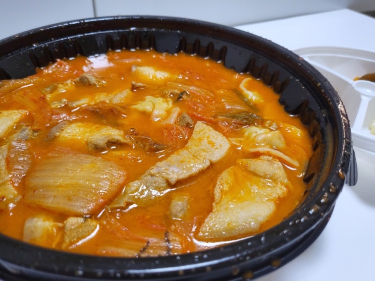  고기반햄반김치찌개 신림점 ; 신림김치찌개, 돼지고기 듬뿍에 칼칼함도 느낄 수 있는 서울대 맛집
