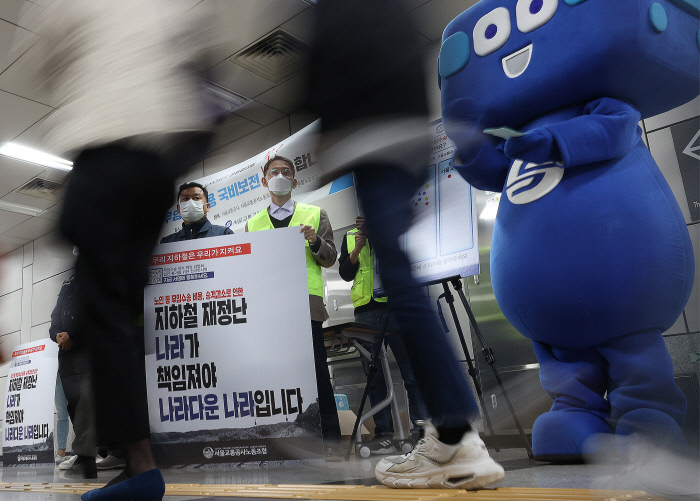 경로 무임승차 '노인복지'인데···“도로에 쏠린 교통시설특별회계 재배분하라” 경로 무임승차 '노인복지'인데···“도로에 쏠린 교통시설특별회계 재배분하라”