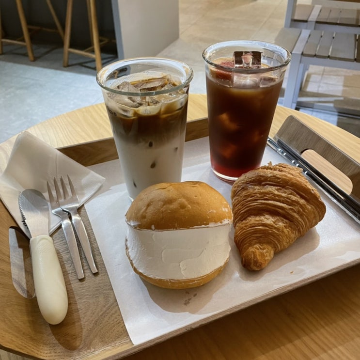  빵이 맛있다고 해서 다녀온 연남동 카페 페이브 베이커리 (빵은 좀 별로c)