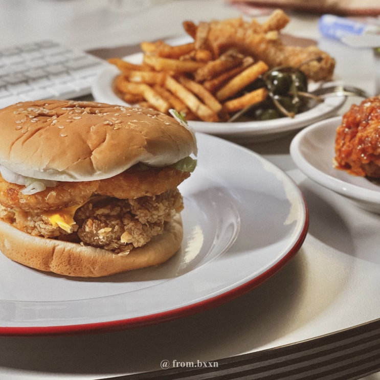 맛있다는 소문으로 연장 판매 요청 폭주 KFC 커넬고스트헌터버거 후기