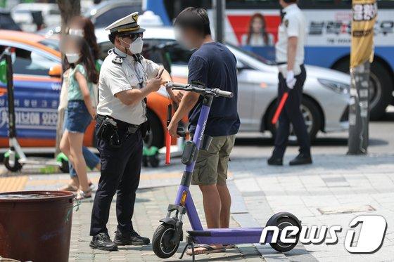 길가다 전동킥보드에 치인 보행자… 보험금 최대 얼마나? 길가다 전동킥보드에 치인 보행자… 보험금 최대 얼마나?