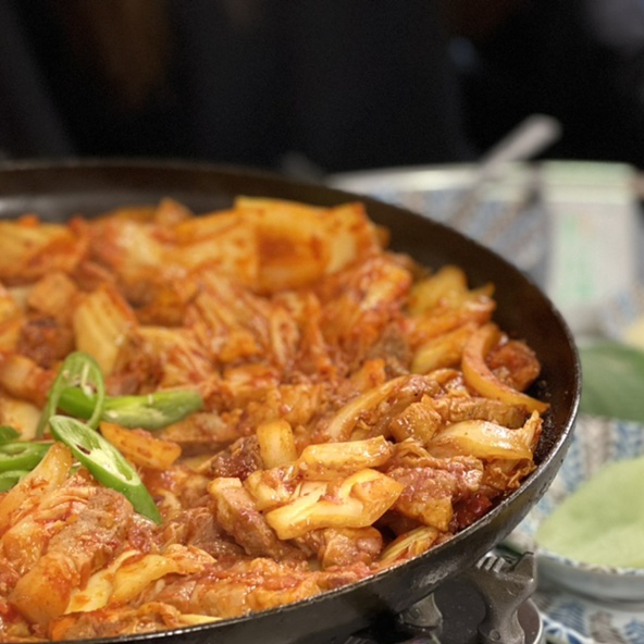  정통집 돼지김치구이 샤로수길점 소주한잔과 함께