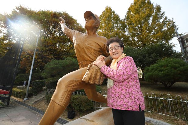 “영화로 재회한 30년전 아들… 다시보니 더 그리워”<무쇠팔 최동원의 어머니> “영화로 재회한 30년전 아들… 다시보니 더 그리워”<무쇠팔 최동원의 어머니>