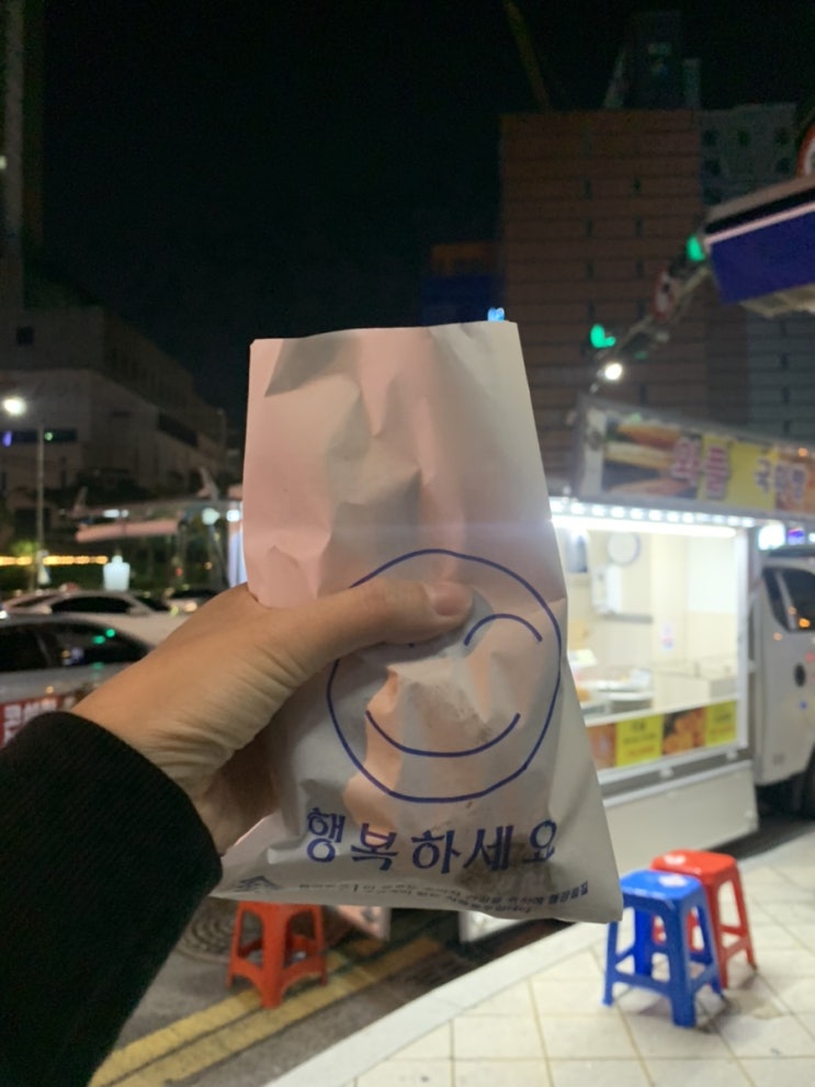  서면 롯데백화점 사거리에 있는 와플과 국화빵 맛집인 푸드트럭 :)