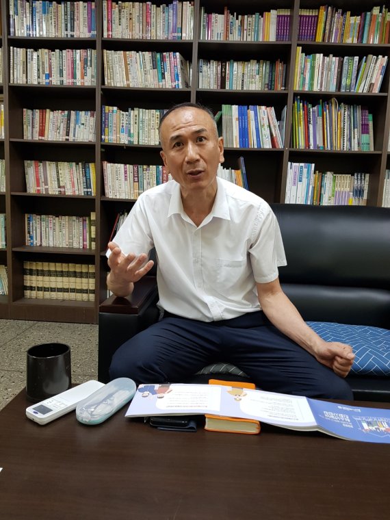 문 밖에 안나오는 친구들, 그들의 자립을 원한다면 가정방문상담 제도화해야 문 밖에 안나오는 친구들, 그들의 자립을 원한다면 가정방문상담 제도화해야