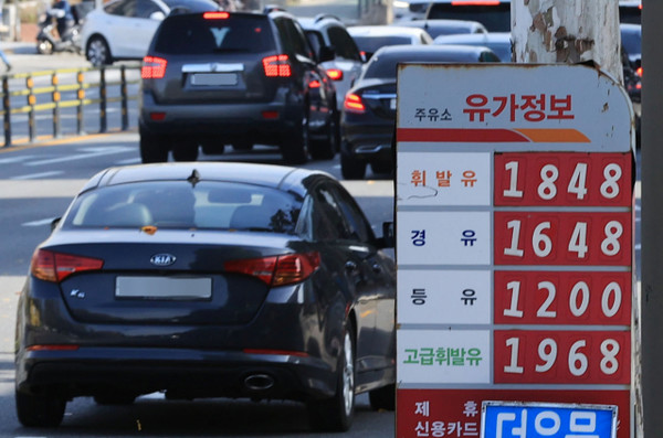 전국 평균 휘발유 1800원…"요소수 5배 올라"