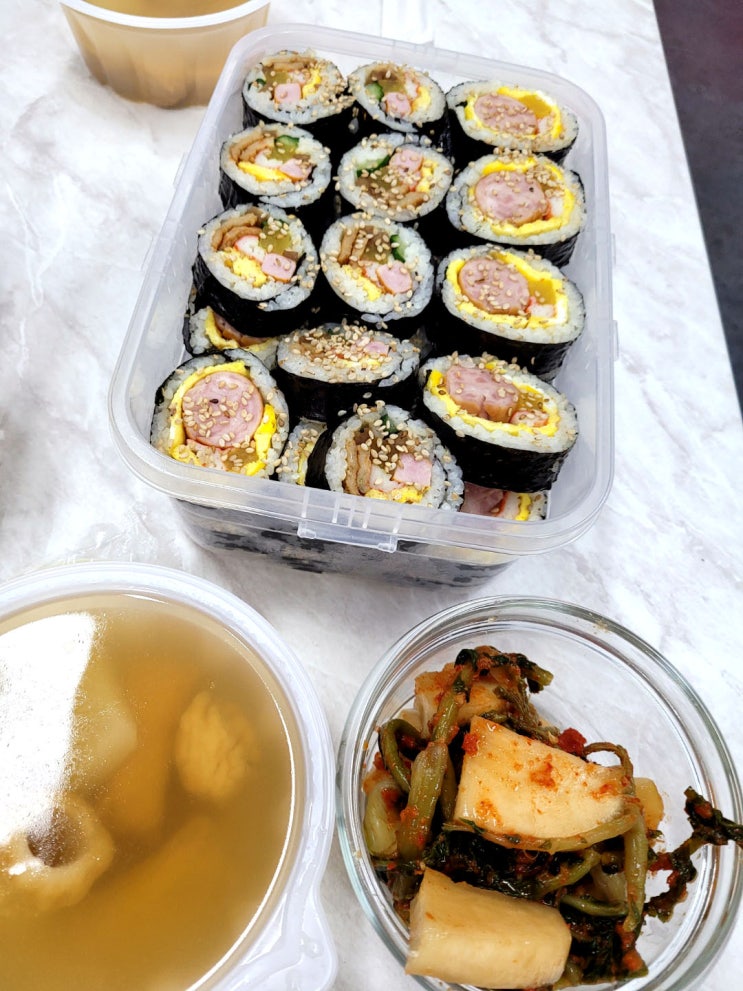  점심으로 김밥먹었어요^^