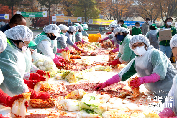 [충청미디어] 제천시새마을회, 배추 5500포기에 담은 ‘사랑의 김장나누기’