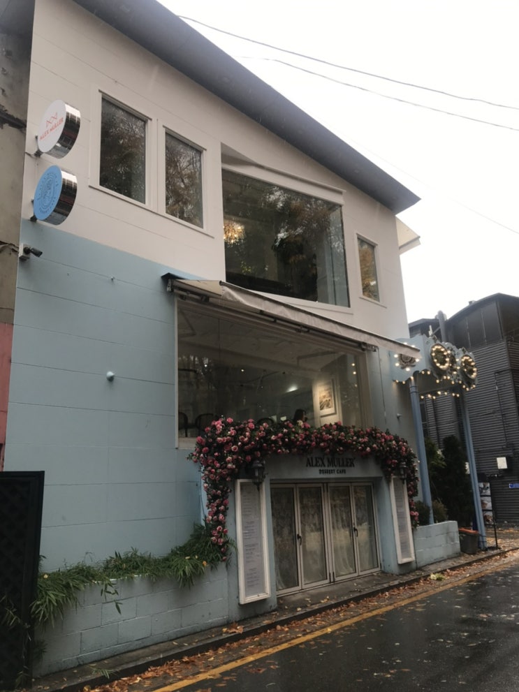  도산공원 앞 민트색 인테리어가 돋보이는 카페 아뮈제(알렉스 뮐러 카페)