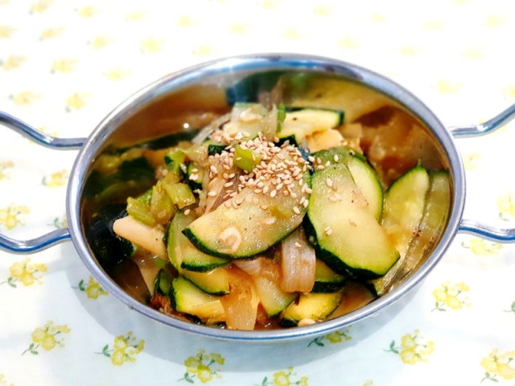  새우젓 쥬키니 호박볶음 감칠맛나게 만들어요
