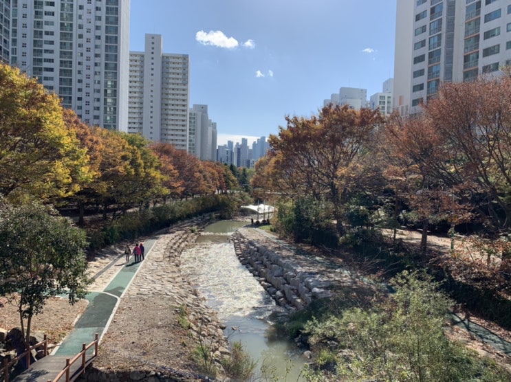 추워진 날씨지만 산책하기️ 걷다가 만난 붕어빵이 너무 반가워 잠시 살까말까 고민에도 빠져봅니다. 추워진 날씨지만 산책하기️ 걷다가 만난 붕어빵이 너무 반가워 잠시 살까말까 고민에도 빠져봅니다.
