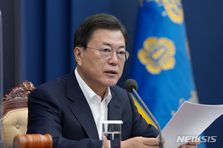 문 대통령 "유류세 인하, 일선 주유소 바로 효과 나도록 해달라" 문 대통령 "유류세 인하, 일선 주유소 바로 효과 나도록 해달라"