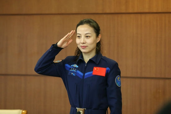 왕야핑, 톈궁 도달해 우주선 밖에서 유영한 "중국 최초의 여성" 등극