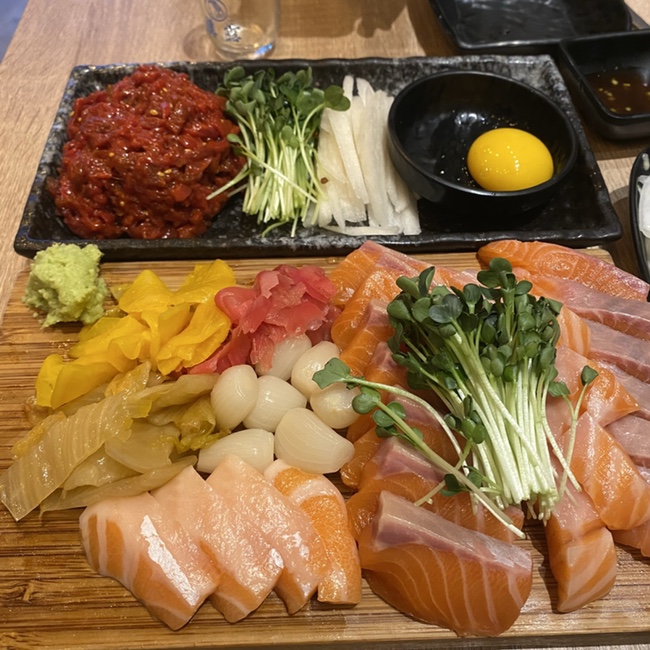  먹부림 일상 기록 : 광주 동천동 청년연어 광주천 산책 금수산한우마을 우산동 이자까야 랩팔오 상무지구 노군꼬치 운암동 인생초밥