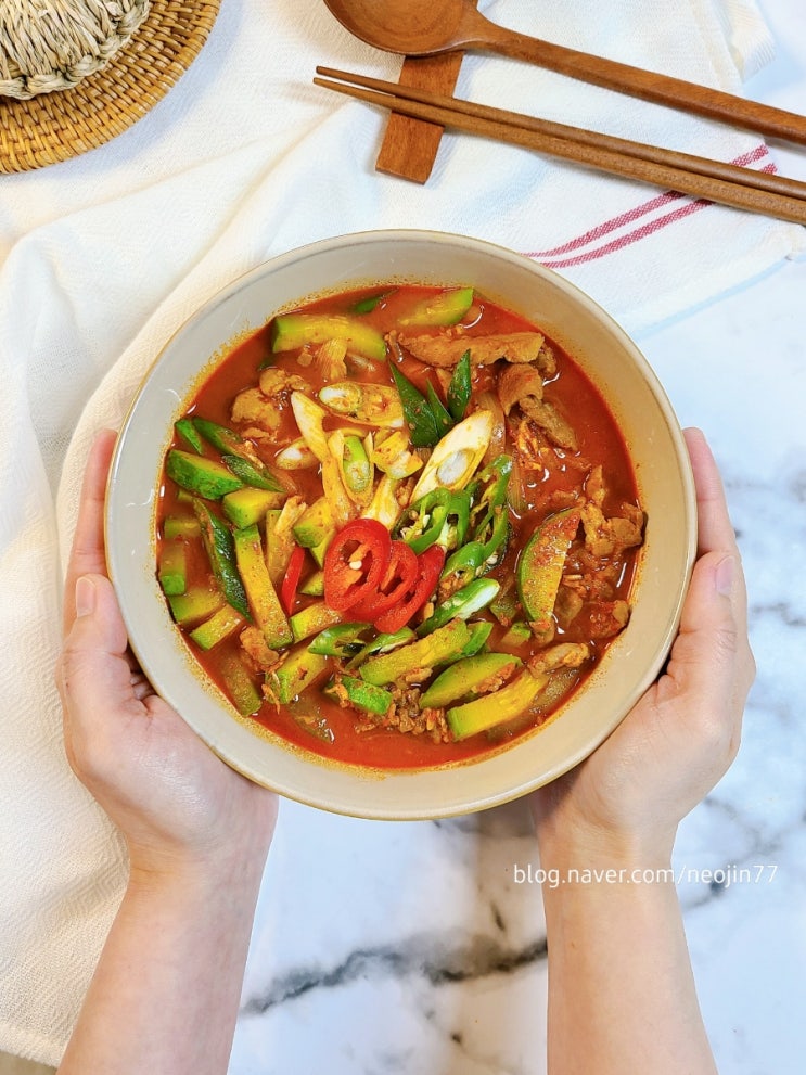 애호박돼지찌개 칼칼한 고추장 애호박 찌개 돼지목살 숭덩숭덩 냉장고파먹기 요리 애호박돼지찌개 칼칼한 고추장 애호박 찌개 돼지목살 숭덩숭덩 냉장고파먹기 요리