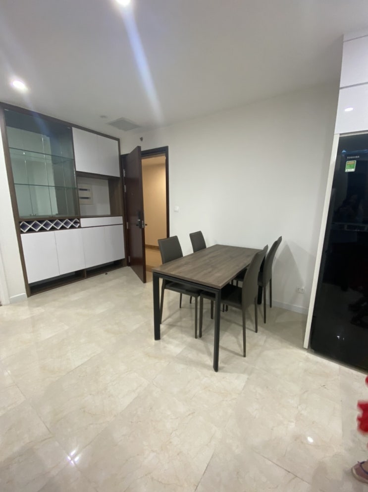  [ 하노이 아파트 임대] 디캐피탈 2룸 - 풀옵션- 이쁜 집 - 1350만동 - 0968650193
