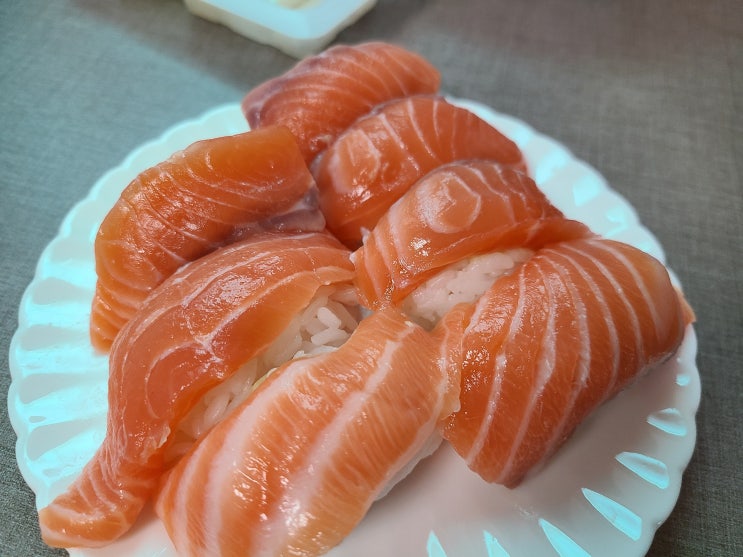 쌜모네키친 오로라 생연어로 초밥 만들어 완벽한 한끼 식사 쌜모네키친 오로라 생연어로 초밥 만들어 완벽한 한끼 식사