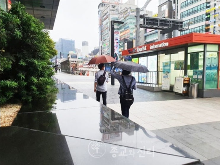 거리의 邪敎 포교자들 주의!... 이단·사이비들, 슬금슬금 길거리 포교 시작  유동인구 많은 곳, 관광 명소들에서도 포교활동