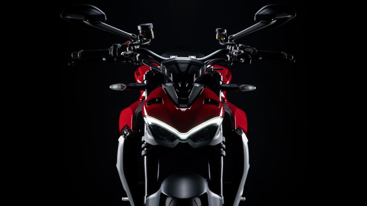 두카티 스트리트파이터 V2 / Ducati Streetfighter V2 / 2022 두카티 월드 프리미어 / A New Fighter in Town