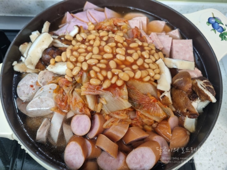  네 가지 햄으로 부대찌개 만들기
