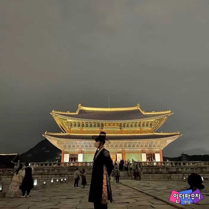  가을밤에 가면 두배 더 예쁜 '한복 인생샷'  건질 수 있는 야경 맛집 '경복궁'